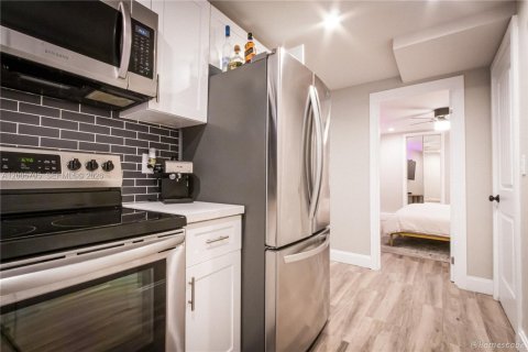 House in Miami, Florida 2 bedrooms, 62.8 sq.m. № 2069670 - photo 14