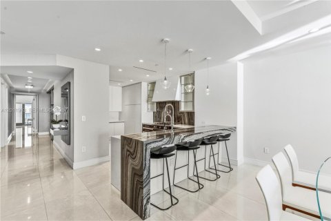Condo in Sunny Isles Beach, Florida, 4 bedrooms  № 2075011 - photo 12