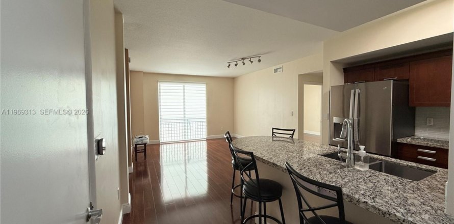 Кондоминиум с 2 спальнями в Майами, Флорида № 2030182