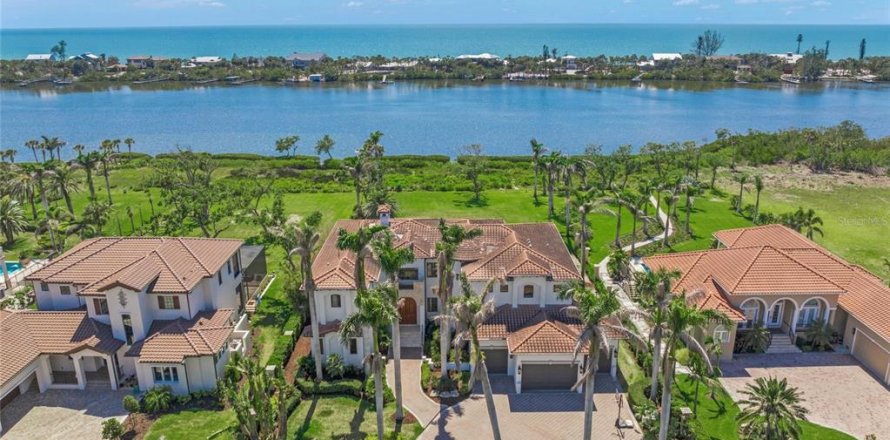House in Venice, Florida 5 bedrooms, 571.07 sq.m. № 1895089