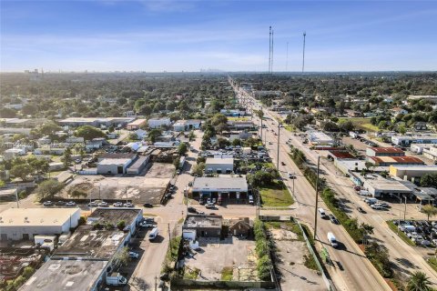 Commercial property in West Park, Florida № 2057131 - photo 17