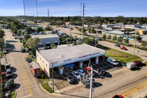 Commercial property in West Park, Florida № 2057131