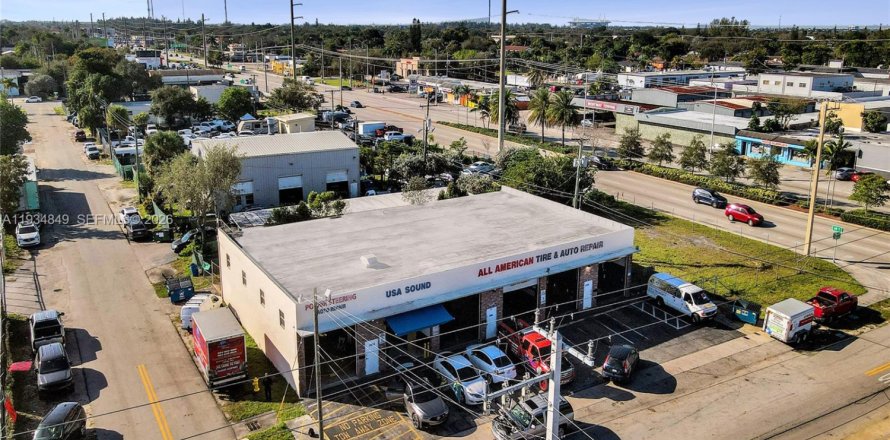 Commercial property in West Park, Florida № 2057131