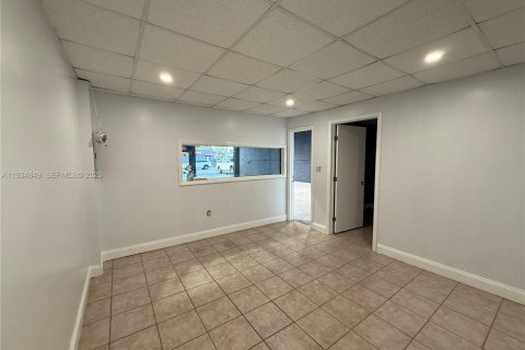 Commercial property in West Park, Florida № 2057131 - photo 9