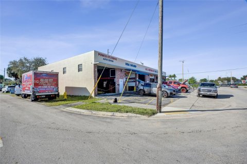 Commercial property in West Park, Florida № 2057131 - photo 26