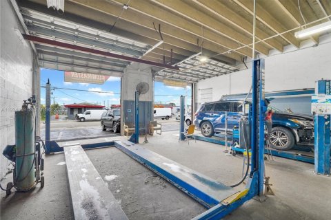 Commercial property in West Park, Florida № 2057131 - photo 15