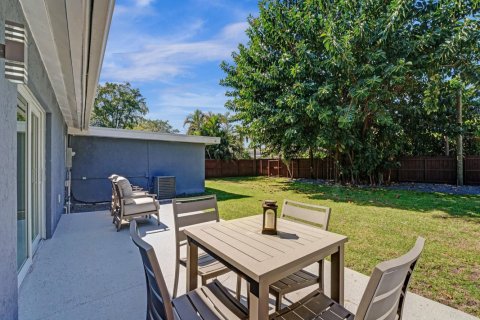 House in Fort Lauderdale, Florida 3 bedrooms, 147.25 sq.m. № 1024331 - photo 1