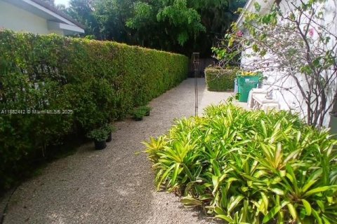 Townhouse in Coral Gables, Florida 2 bedrooms, 222.97 sq.m. № 1978061 - photo 24