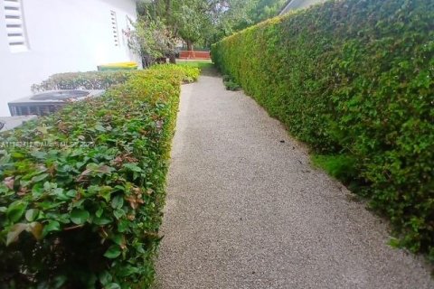 Townhouse in Coral Gables, Florida 2 bedrooms, 222.97 sq.m. № 1978061 - photo 25