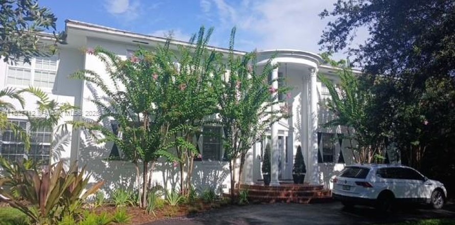 Townhouse in Coral Gables, Florida 2 bedrooms, 222.97 sq.m. № 1978061