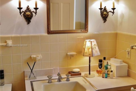 Townhouse in Coral Gables, Florida 2 bedrooms, 222.97 sq.m. № 1978061 - photo 20