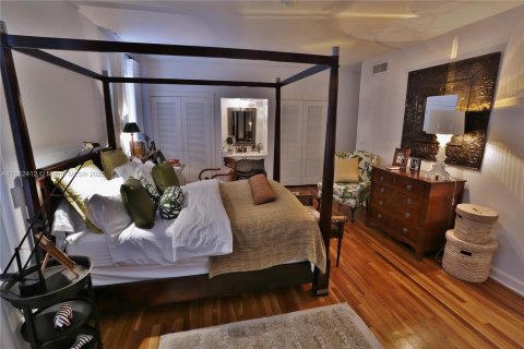 Townhouse in Coral Gables, Florida 2 bedrooms, 222.97 sq.m. № 1978061 - photo 15