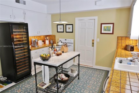 Townhouse in Coral Gables, Florida 2 bedrooms, 222.97 sq.m. № 1978061 - photo 11