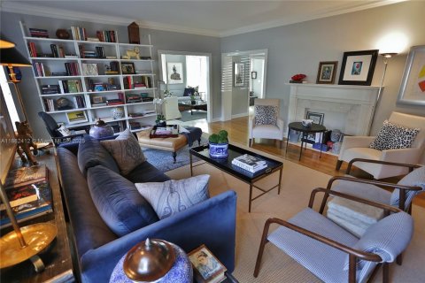 Townhouse in Coral Gables, Florida 2 bedrooms, 222.97 sq.m. № 1978061 - photo 2