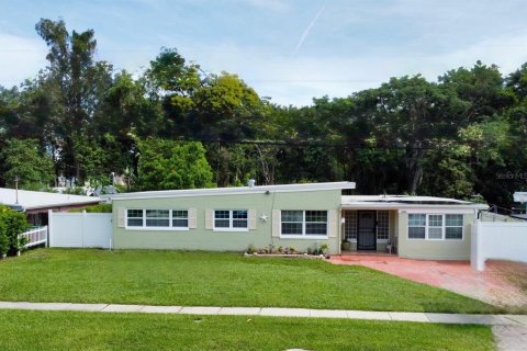Villa ou maison à vendre à Orlando, Floride: 4 chambres, 142.14 m2 № 1820630 - photo 1