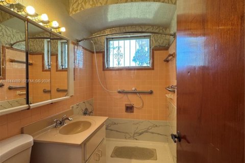 House in Miami, Florida 3 bedrooms, 251.67 sq.m. № 2001184 - photo 26
