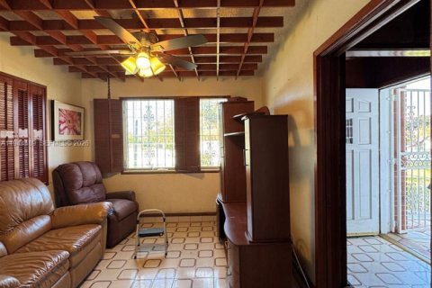 House in Miami, Florida 3 bedrooms, 251.67 sq.m. № 2001184 - photo 19