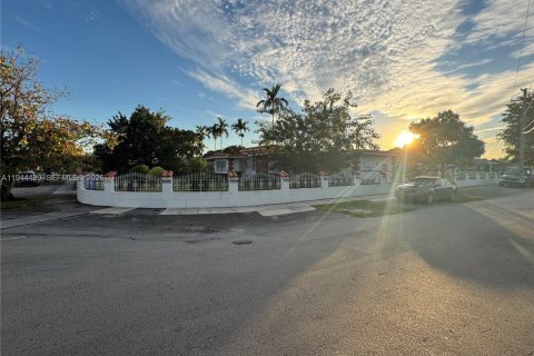 Casa en venta en Miami, Florida, 3 dormitorios, 251.67 m2 № 2001184 - foto 1