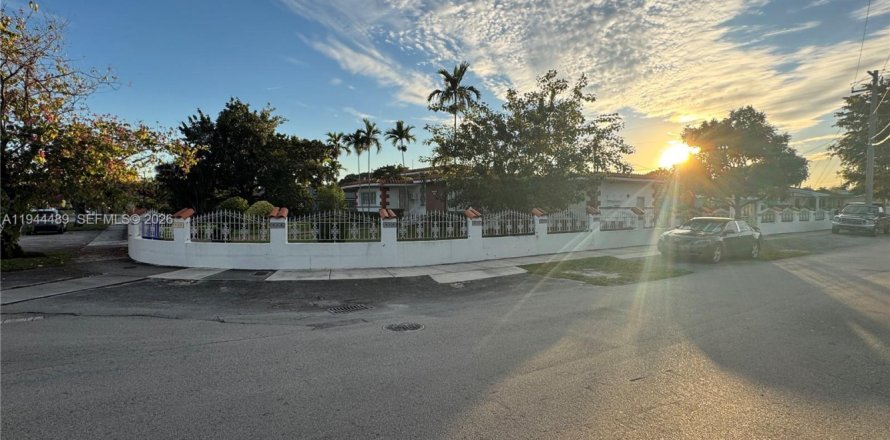 Casa en Miami, Florida 3 dormitorios, 251.67 m2 № 2001184