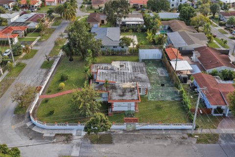 House in Miami, Florida 3 bedrooms, 251.67 sq.m. № 2001184 - photo 8