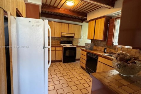 House in Miami, Florida 3 bedrooms, 251.67 sq.m. № 2001184 - photo 20