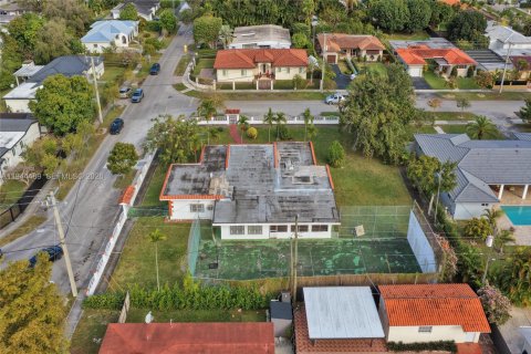 House in Miami, Florida 3 bedrooms, 251.67 sq.m. № 2001184 - photo 10