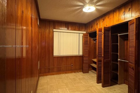 House in Miami, Florida 3 bedrooms, 251.67 sq.m. № 2001184 - photo 24