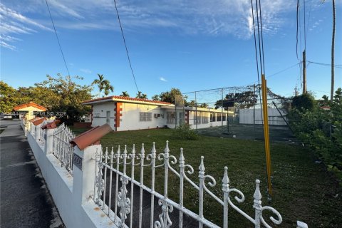 Casa en venta en Miami, Florida, 3 dormitorios, 251.67 m2 № 2001184 - foto 2