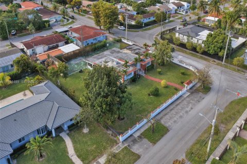 House in Miami, Florida 3 bedrooms, 251.67 sq.m. № 2001184 - photo 13