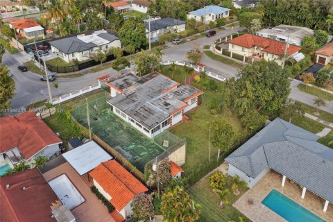 House in Miami, Florida 3 bedrooms, 251.67 sq.m. № 2001184 - photo 11