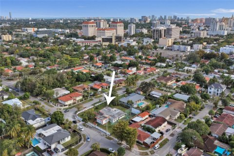 House in Miami, Florida 3 bedrooms, 251.67 sq.m. № 2001184 - photo 16