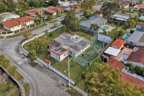 House in Miami, Florida 3 bedrooms, 251.67 sq.m. № 2001184 - photo 9