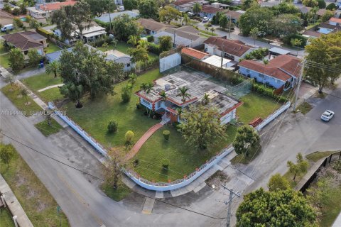 House in Miami, Florida 3 bedrooms, 251.67 sq.m. № 2001184 - photo 7