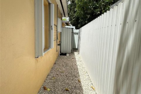 Casa en alquiler en Miami, Florida, 1 dormitorio, 184.32 m2 № 1186956 - foto 1