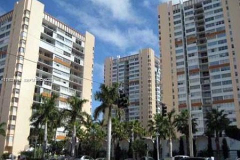 Купить кондоминиум в Халландейл-Бич, Флорида 2 спальни, 133.78м2, № 1993250 - фото 1