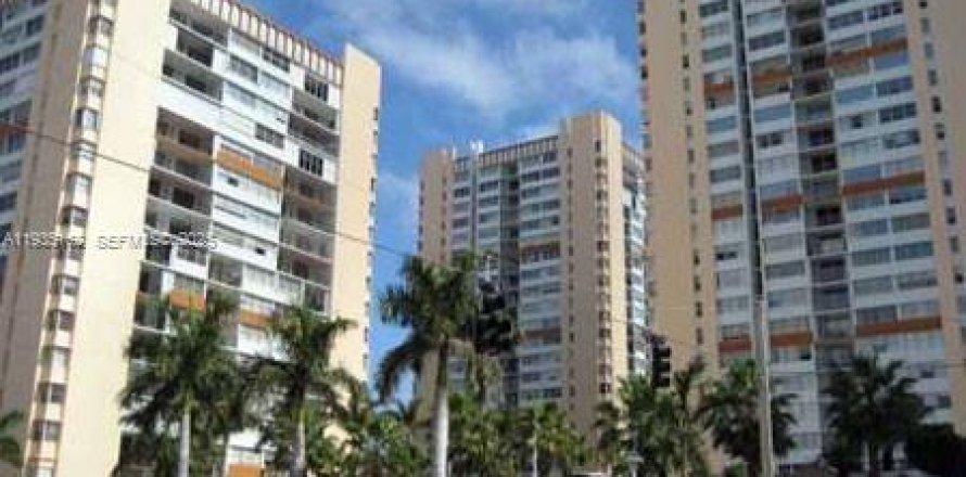 Кондоминиум с 2 спальнями в Халландейл-Бич, Флорида № 1993250