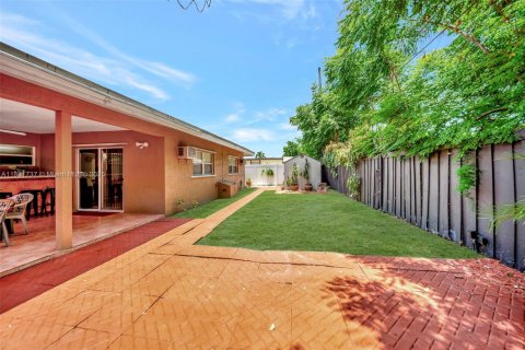 House in Hollywood, Florida 3 bedrooms, 145.86 sq.m. № 1809376 - photo 24