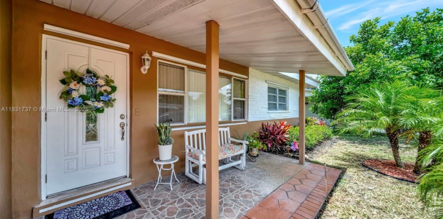 House in Hollywood, Florida 3 bedrooms, 145.86 sq.m. № 1809376