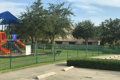 Townhouse in Homestead, Florida 2 bedrooms, 127.28 sq.m. № 1955057 - photo 11