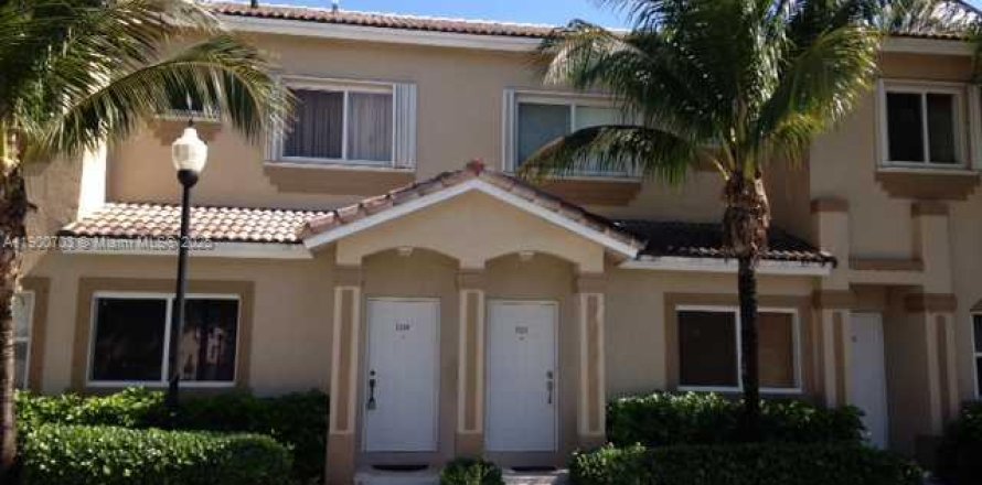 Townhouse in Homestead, Florida 2 bedrooms, 127.28 sq.m. № 1955057