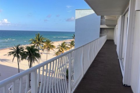 Condo in Hollywood, Florida, 1 bedroom  № 1993165 - photo 6