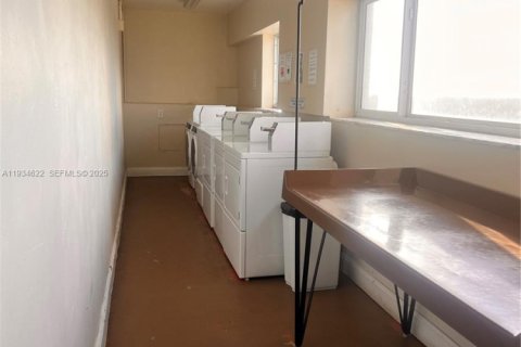 Condo in Hollywood, Florida, 1 bedroom  № 1993165 - photo 7