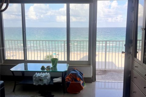 Condo in Hollywood, Florida, 1 bedroom  № 1993165 - photo 3