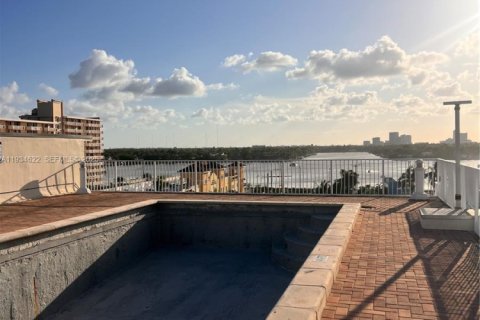 Condo in Hollywood, Florida, 1 bedroom  № 1993165 - photo 8