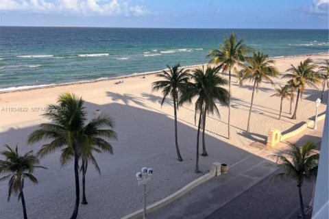 Condo in Hollywood, Florida, 1 bedroom  № 1993165 - photo 1