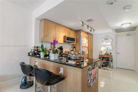 Apartment in Bal Harbour, Florida 53.7 sq.m. № 1881948 - photo 9