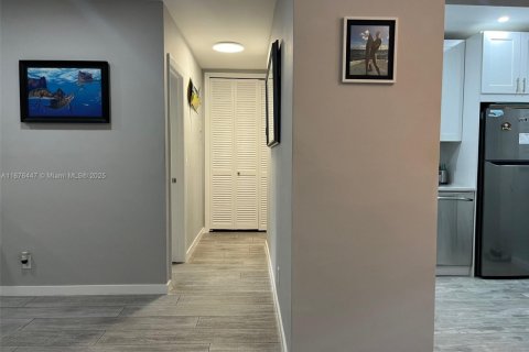 Condominio en venta en Hallandale Beach, Florida, 1 dormitorio, 66.89 m2 № 2035353 - foto 17