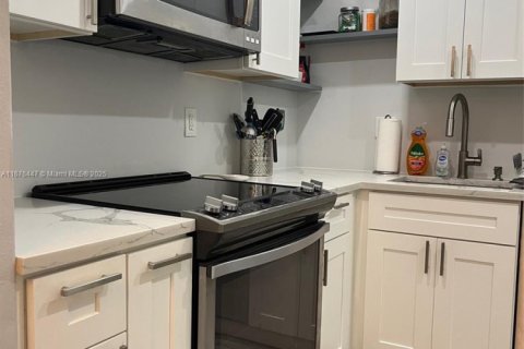 Condominio en venta en Hallandale Beach, Florida, 1 dormitorio, 66.89 m2 № 2035353 - foto 9