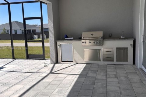 House in Cape Coral, Florida 4 bedrooms № 1957966 - photo 6