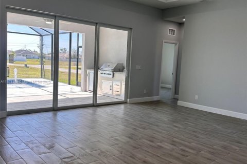 House in Cape Coral, Florida 4 bedrooms № 1957966 - photo 10